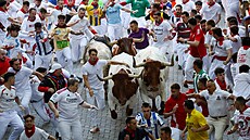 Ú�astníci festivalu b�í vedle býk� b�hem festivalu San Fermín v Pamplon� ve...