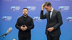 Ukrajinský prezident Volodymyr Zelenskyj hovo�í s noviná�i po boku generálního...