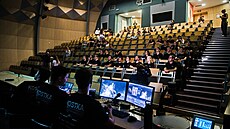 Studenti FEKT VUT v Brn� sledují �ivý p�enos startu rakety Falcon 9 spole�nosti...