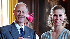 Princ Edward a jeho dcera lady Louise Mountbatten-Windsorová na udílení Cen...