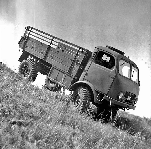 Kačeně ve výsadkářské verzi uřízli střechu. Tatra 805 Komando