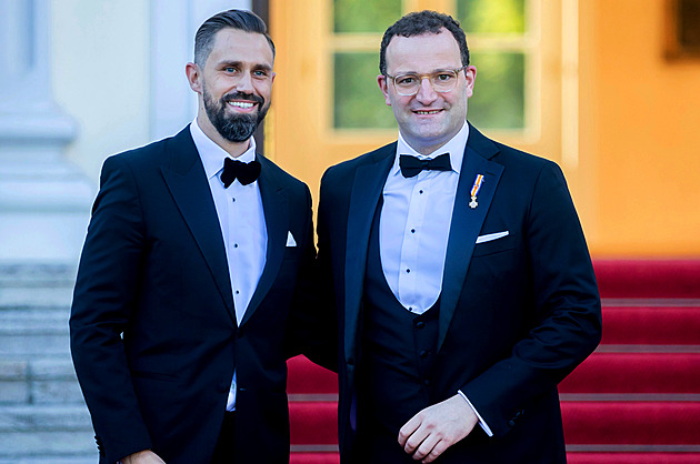 „Káže vodu, pije víno.“ Německý politik rezignoval po kauze s náhradní matkou