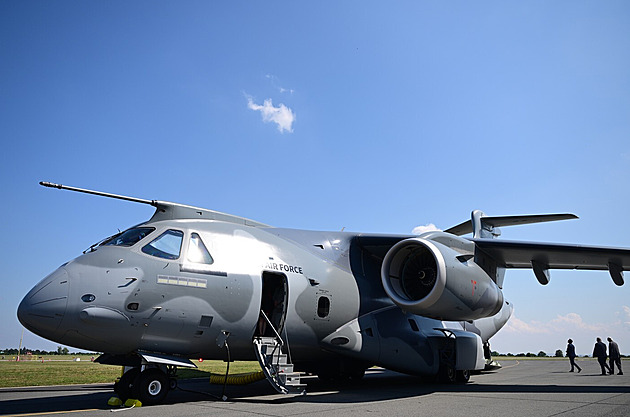 VIDEO: Ve Kbelích se předvedl transportní obr Embraer. Přihlíželi Zůna i Hlaváč