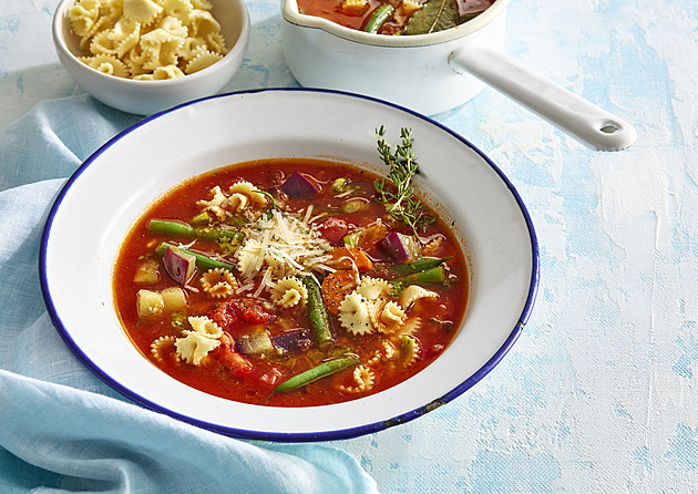 Letní minestrone: Tradiční italská polévka plná čerstvé zeleniny