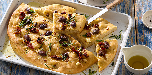 Focaccia s olivami a sušenými rajčaty: Nadýchaný domácí italský chléb