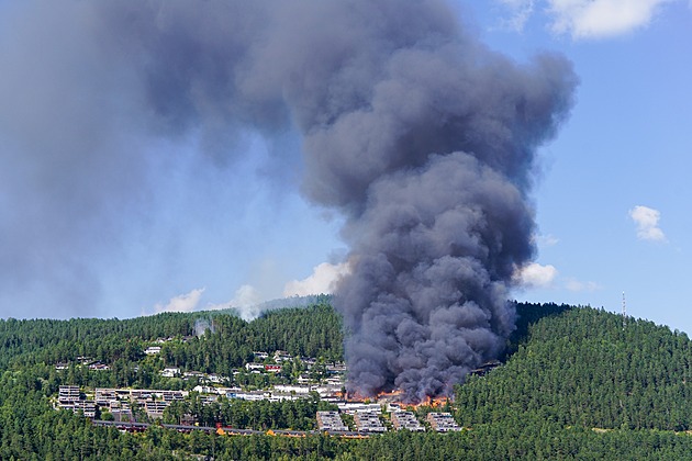 Hotové peklo, popelem lehlo 100 domů. Norští hasiči řekli, co situaci zhoršilo