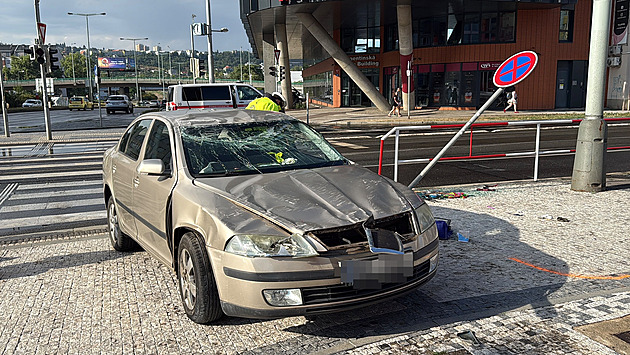 Auto skončilo na střeše po srážce s tramvají, jeho řidič je lehce zraněný