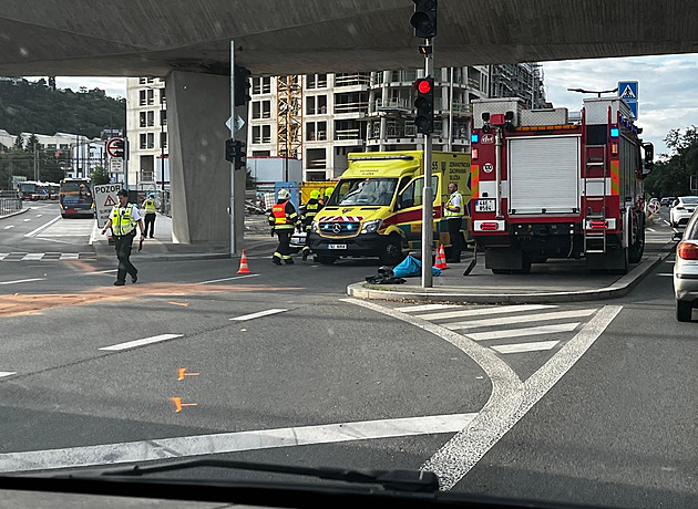 Na Smíchově se srazil autobus s motorkou, dva zranění