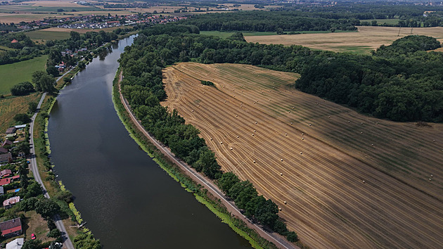 Na kole podél Labe pohodlněji. Úzkou pěšinu nahradila asfaltová cesta