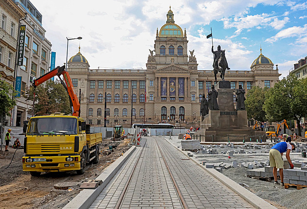 OBRAZEM: Václavův kůň už si tyká s kolejemi. Na místě je i poslední výhybka