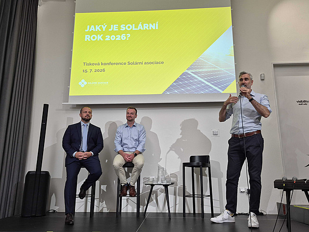 Nová éra fotovoltaiky: průmyslové projekty přebírají vedení nad domácnostmi