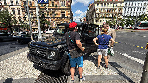 Turek se v centru Prahy srazil se sanitkou, nemocniční auto skončilo na střeše