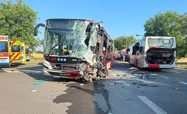 U Lidic se srazily dva linkové autobusy. Sedmnáct zraněných, jedna žena vážně