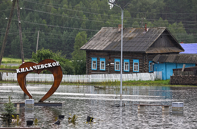 Evakuace i na lžíci bagru. Část Ruska pustoší bleskové záplavy