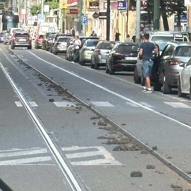 Vedro poškodilo tramvajovou trať v části Prahy. Linky jezdí po odklonových trasách
