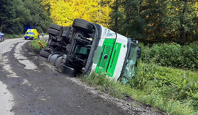 Zraněný řidič po nehodě kamionu uvázl v kabině, záchranáře zburcoval jeho telefon