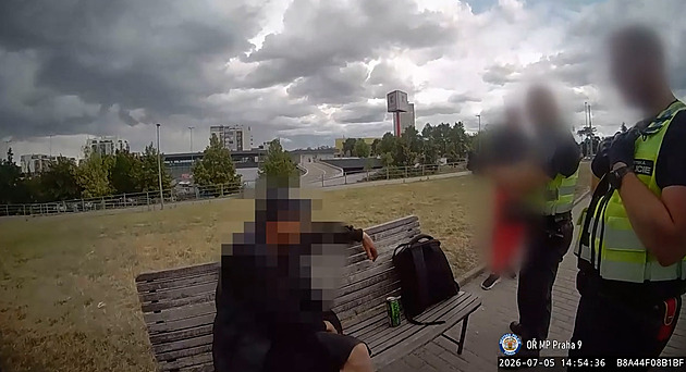 Dostal cigaretu, místo díků ale muži ukradl tašku. Pak tvrdil, že ji našel a ještě nadával