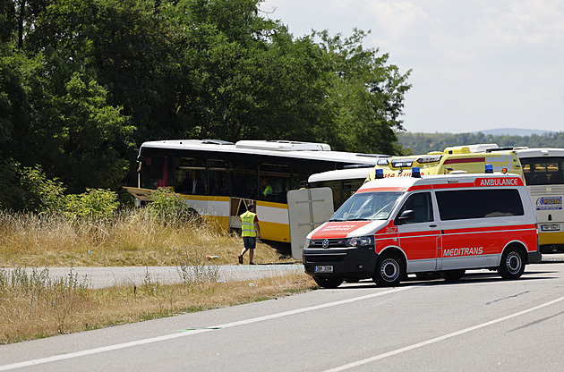 Na Znojemsku se srazily dva autobusy, záchranáři ošetřili 47 zraněných