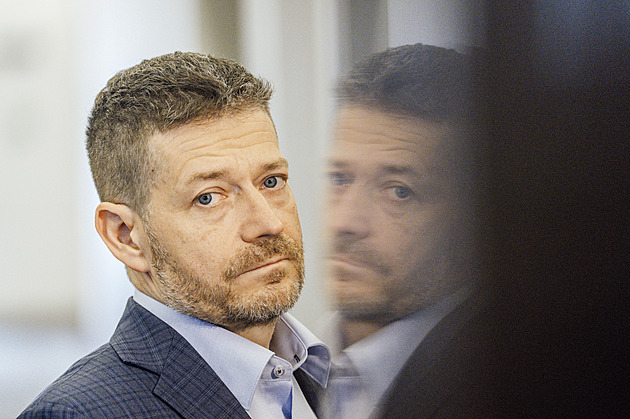 Posměch a zadostiučinění nad pádem větrné elektrárny. Ozval se Turek i Nacher