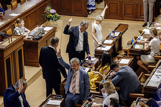 Poslanci na mimořádné schůzi projednají zrušení zdražování dálničních známek