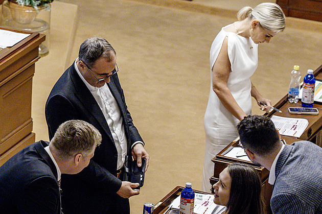 V jednacím sále vlády se našlo nahrávací zařízení. Patří mně, přiznal Šťastný