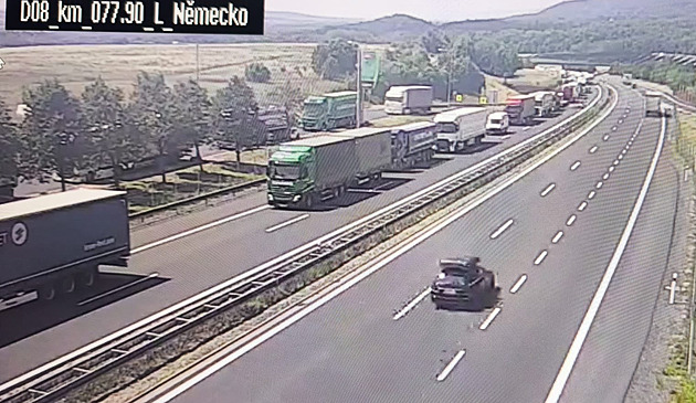 Na D8 byly uzavřené tunely. Policisté vyváděli z kolon kvůli horku auta s dětmi