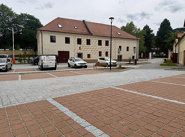 Pr�tahy p�i rekonstrukci m�ly vzniknout i vinou m�sta. Investor s n�m �e�il rekonstrukci p�ilehl�ho parkovi�t�, aby spolu ob� investice ladily. (�ervenec 2026)