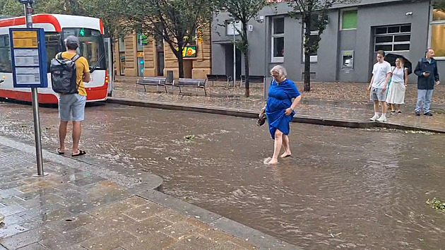 Dešťová smršť s kroupami spláchla centrum Brna. Počasí zkomplikovalo dopravu
