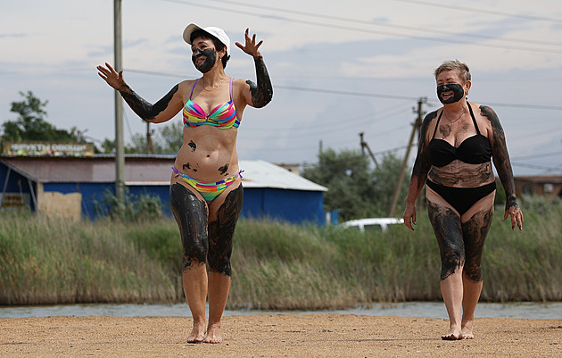 Ukrainian drones? Russians aren't concerned, they're plunging into the Sea of Azov waves