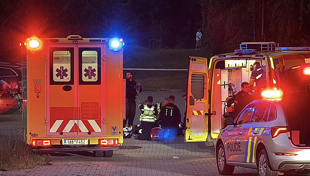 Muž na pražské ubytovně zavraždil člověka sekerou. Policisté útočníka zastřelili