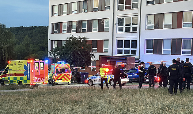 Muž na pražské ubytovně zavraždil člověka sekerou. Policisté útočníka zastřelili