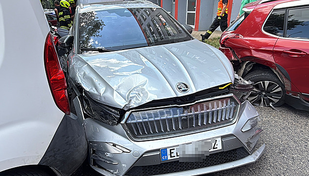 Splašený elektromobil v Mělníku se stal neovladatelným, poničil sedm aut
