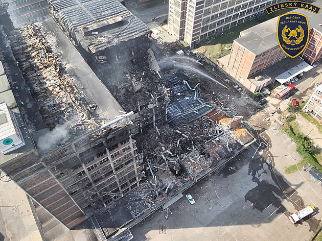 Night Rain Partially Cools Burning Building; Firefighting Continues