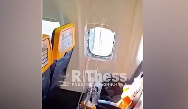 Let Ryanair kroužil nad Soluní. Rozbité okno vcuclo a uvěznilo hlavu cestujícího