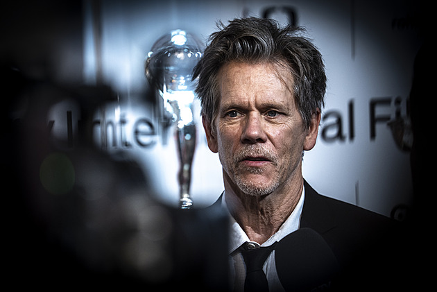 Dofame, že si zamilujetě film! Kevin Bacon s rodinou dojali Vary češtinou i hororem