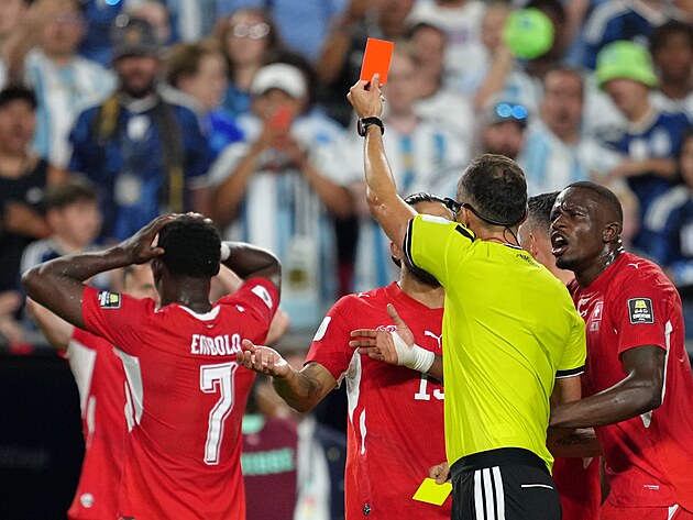 Breel Embolo filmoval, dostal druhou žlutou kartu, což znamená červená a konec.