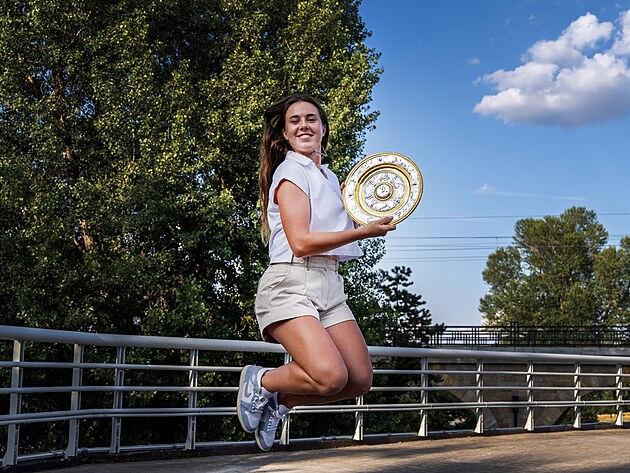 Linda Noskov� po p��letu z Lond�na p�zuje na pra�sk� �tvanici s trofej� pro...