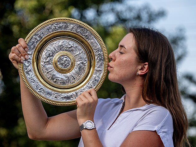 �esk� teniska Linda Noskov� s trofej� pro v�t�zku Wimbledonu.