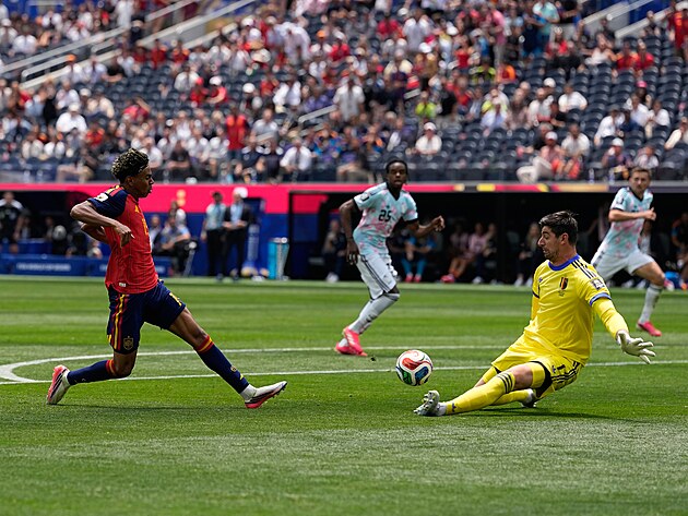Belgick� g�lman Thibaut Courtois chyt� st�elu Lamina Yamala v utk�n� se...