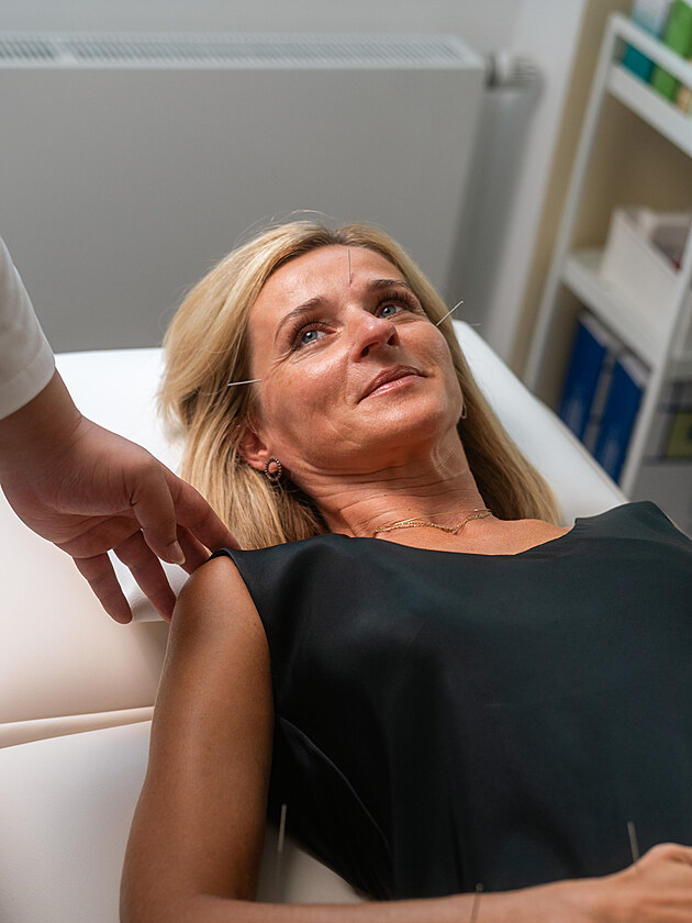 Akupunktura na migrény i nespavost: Kde má čínská medicína smysl?