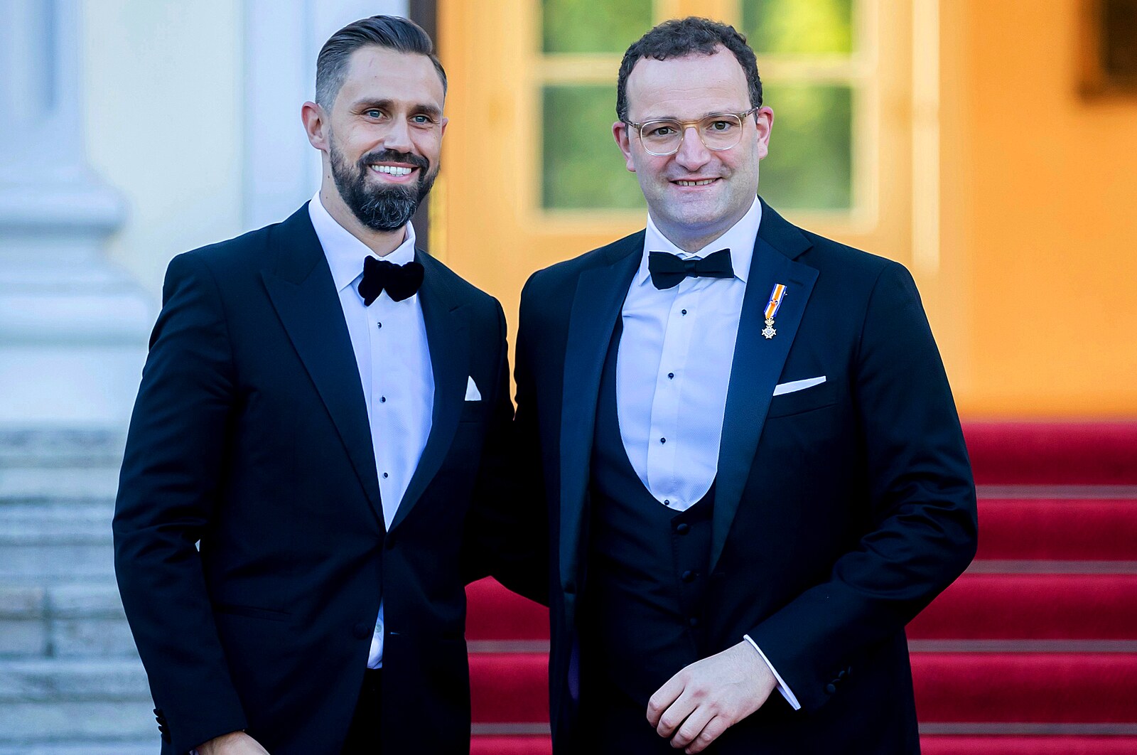 „Káže vodu, pije víno.“ Německý politik rezignoval po kauze s náhradní matkou