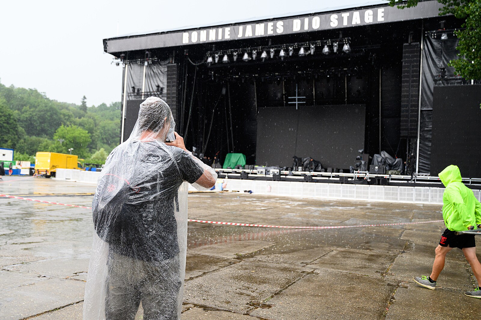 Bouřky lámaly stromy a ničily střechy. Na Masters of Rock museli zrušit koncert