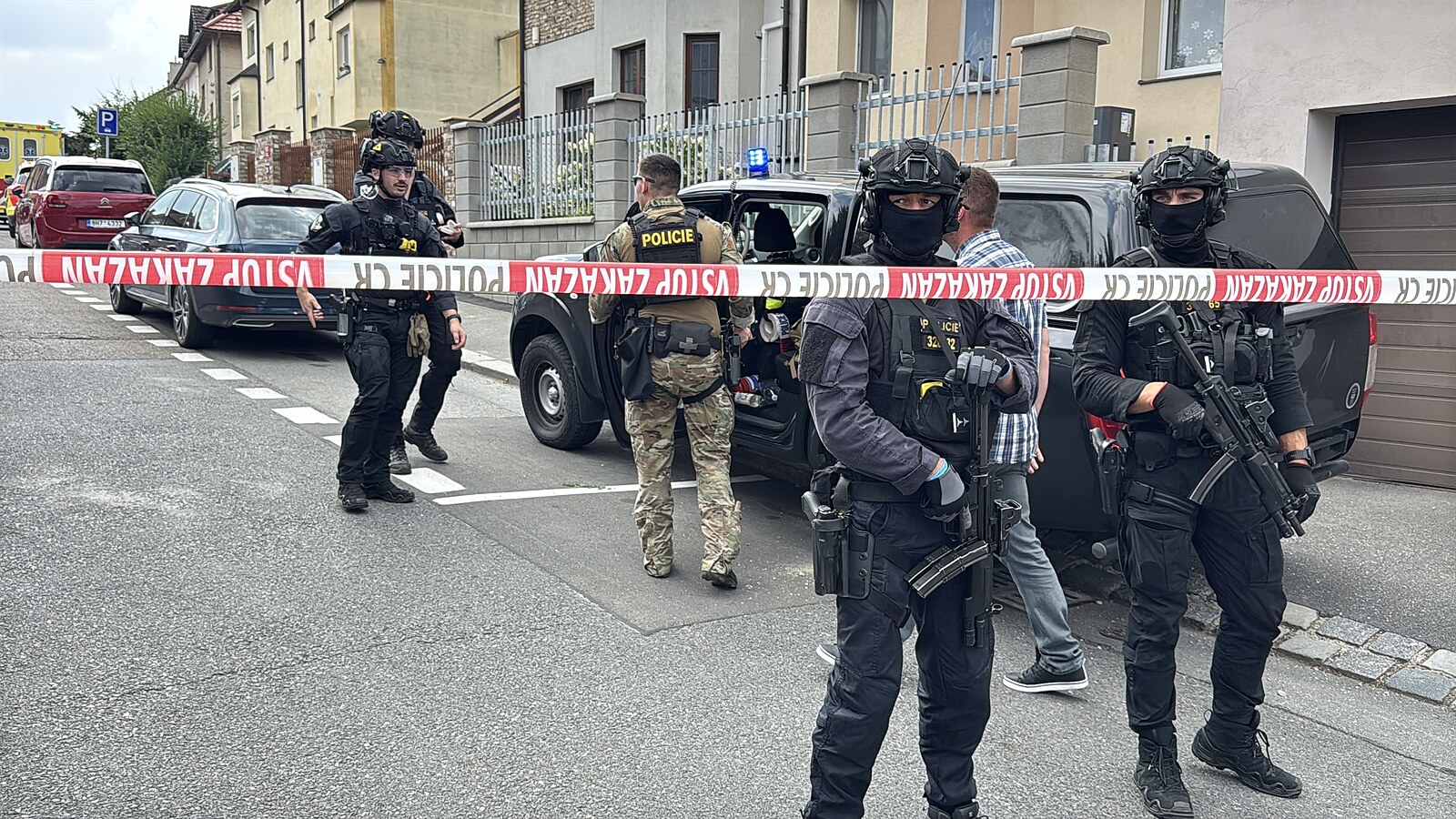 Střelba v pražské Hostivaři. Na ulici ležela zavražděná žena, muž je v kritickém stavu | Česko
