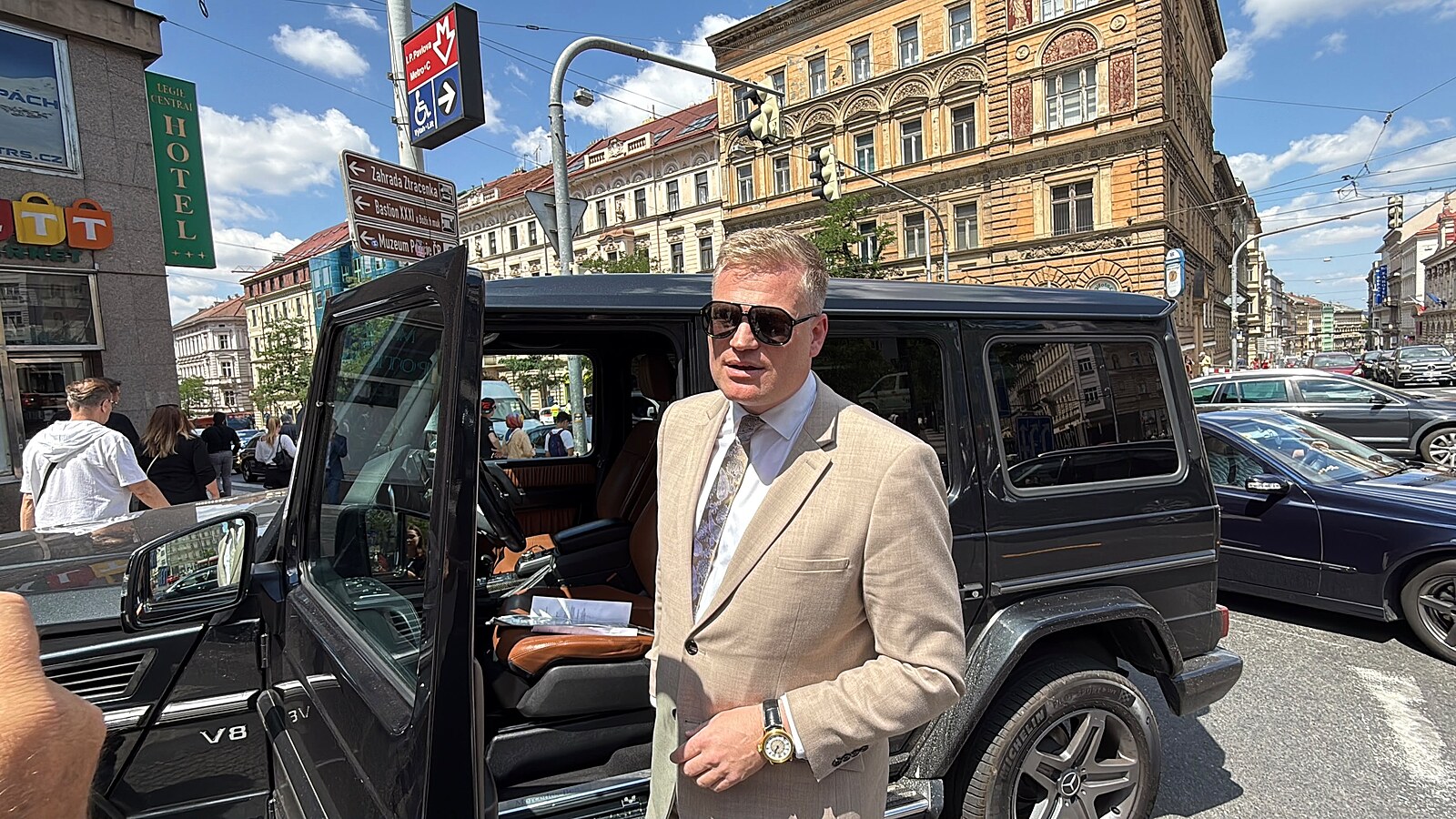 Turek se v centru Prahy srazil se sanitkou, ta skončila na střeše
