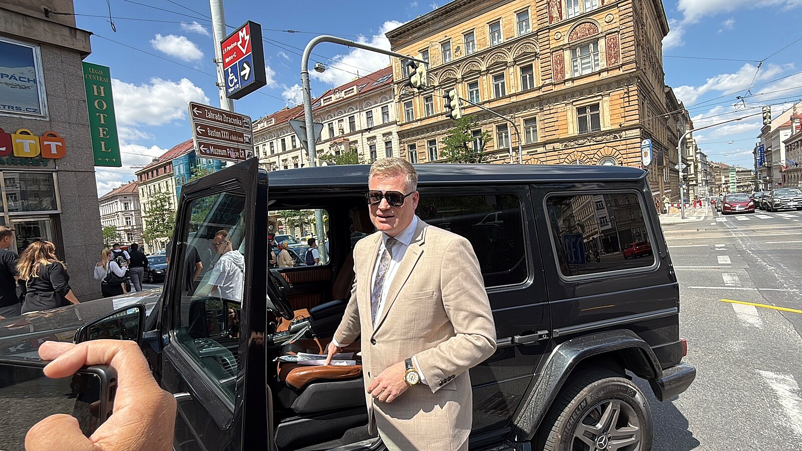 Turek předjížděl kolonu odbočovacím pruhem. Pak naboural do auta s majáčky