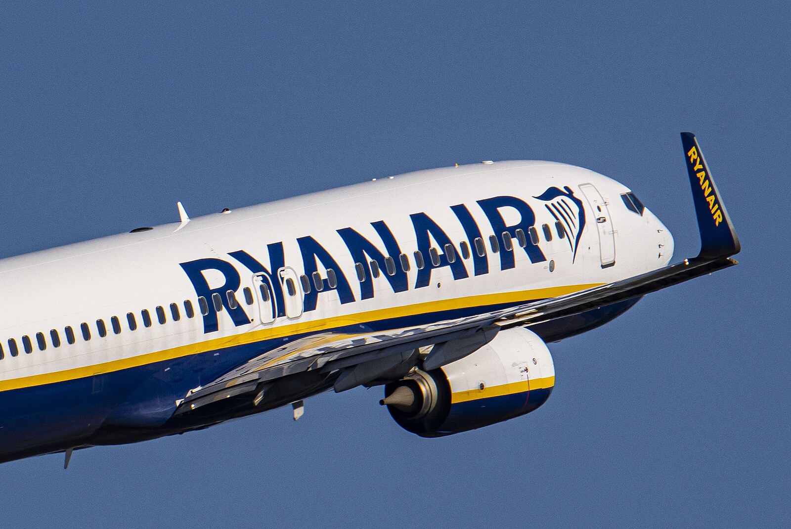 Šéf Ryanair popřel, že změna tlaku v letadle málem vysála cestujícího z okna