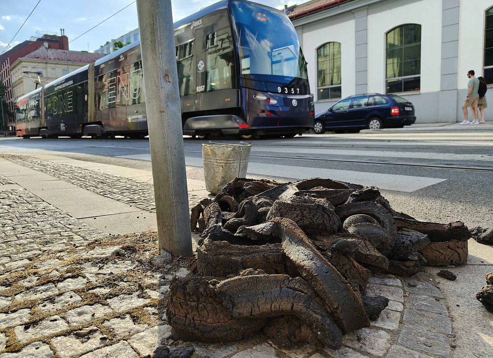 Vedro poškodilo tramvajovou trať v části Prahy. Linky jezdí po odklonových trasách