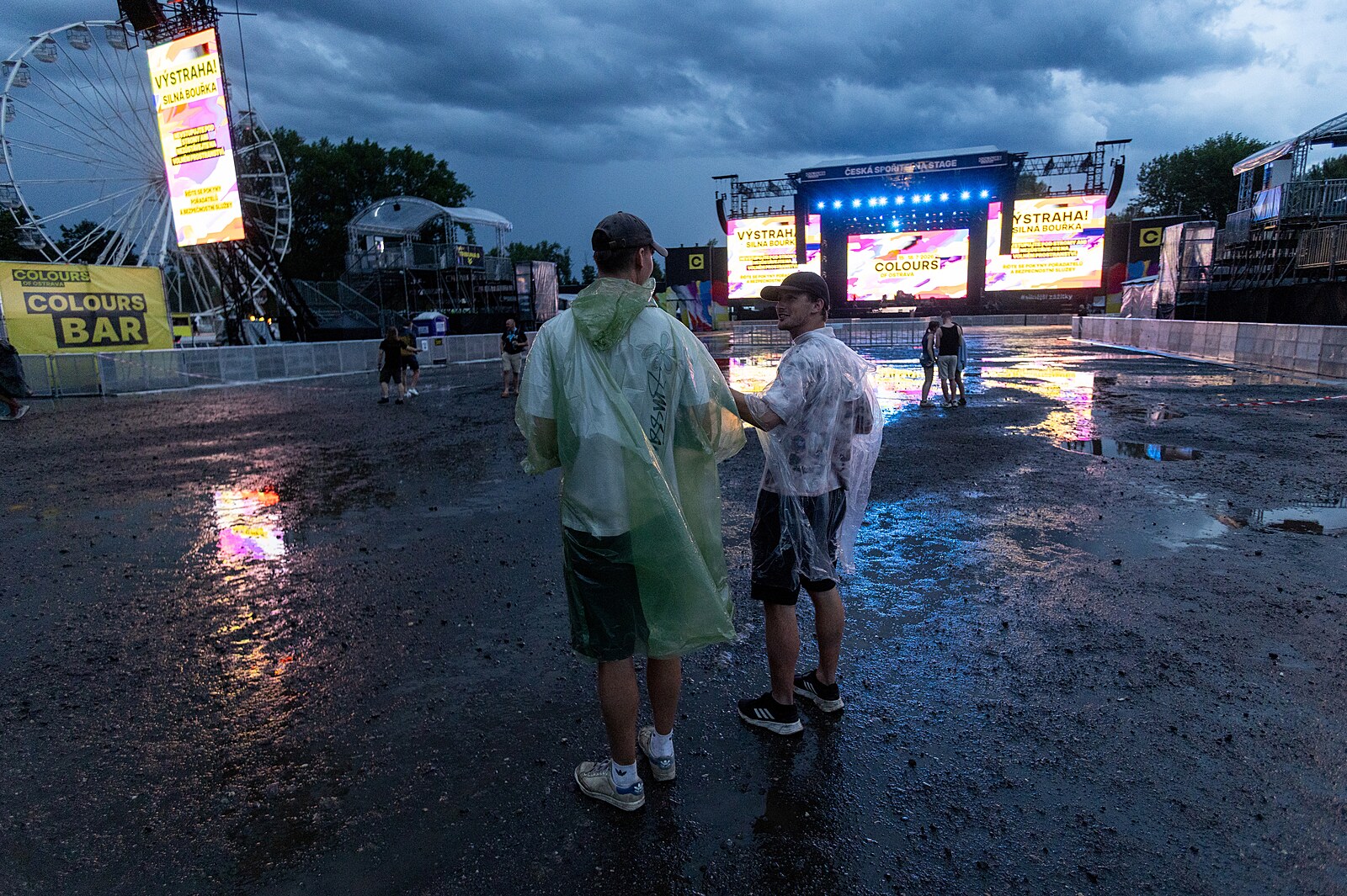 Ve středních Čechách a na východě území udeřily bouřky, na Colours ruší koncerty