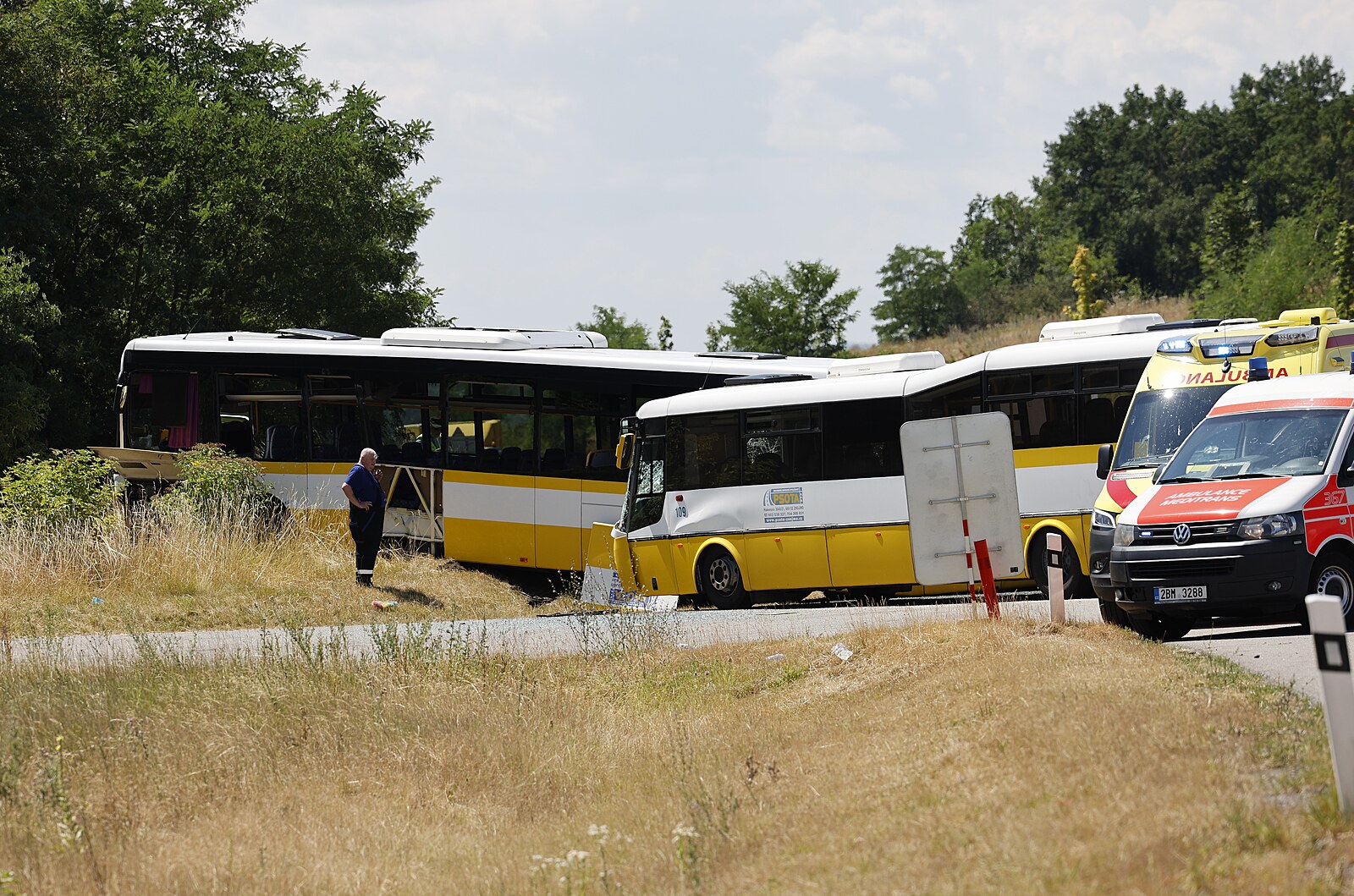 Na Znojemsku se čelně střetly dva autobusy. Záchranáři ošetřili 47 zraněných