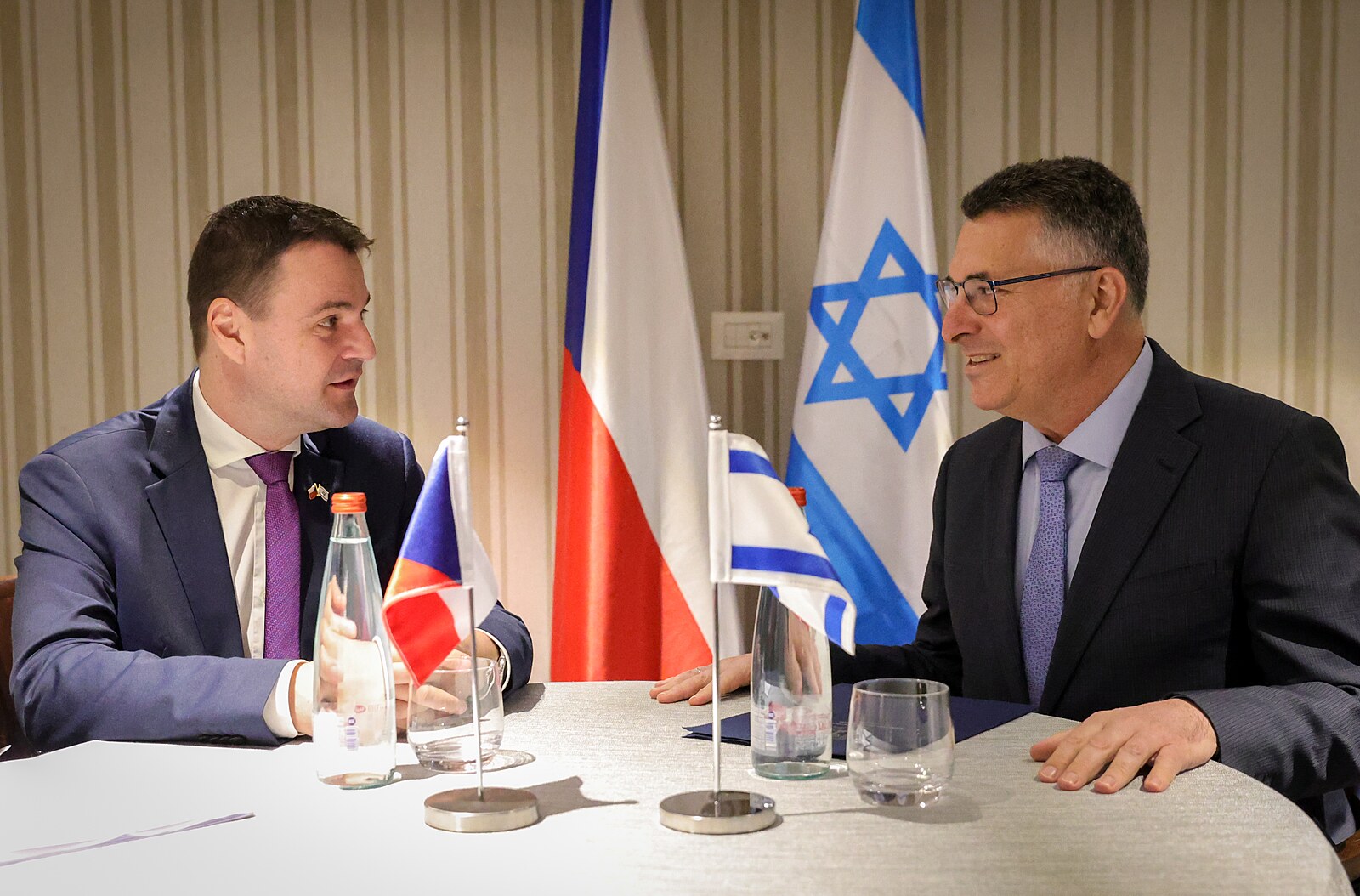 Z vřelých vztahů musí těžit byznys, vzkázal Macinka v Izraeli. A vtipkoval o vězení